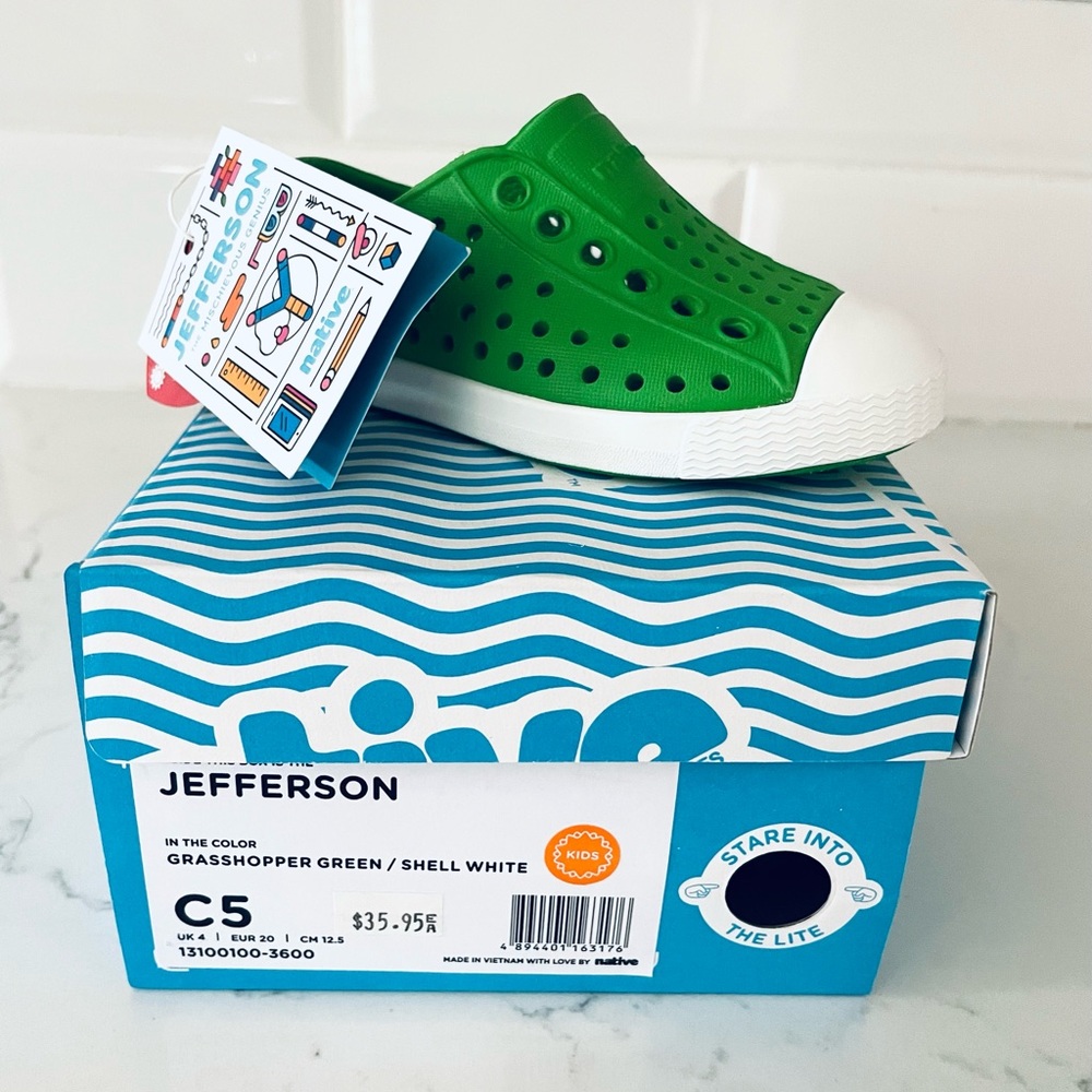 Native Jefferson Shoes in Grasshopper Green size toddler 5, NEW in the Box